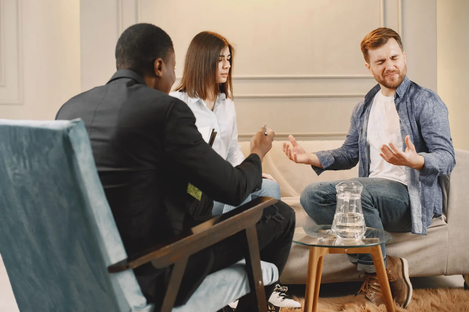 Cặp đôi châu Á tham gia buổi tư vấn tâm lý tình cảm