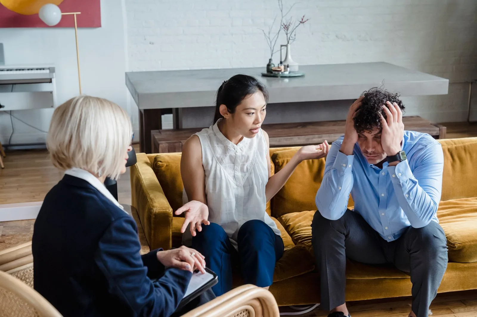 Nhà tâm lý học trò chuyện cùng nữ bệnh nhân trong buổi tư vấn
