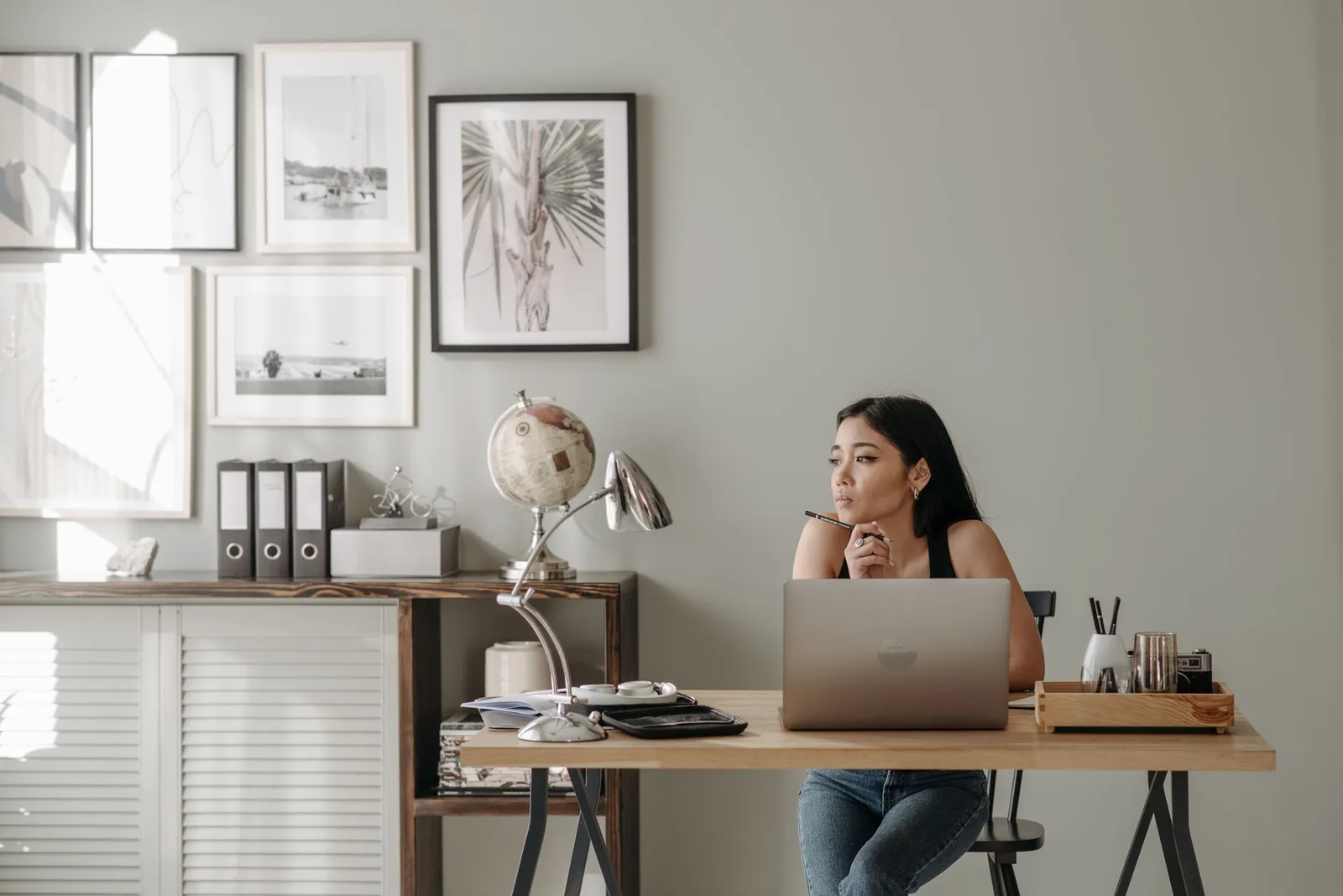 Người phụ nữ suy ngẫm về môi trường làm việc