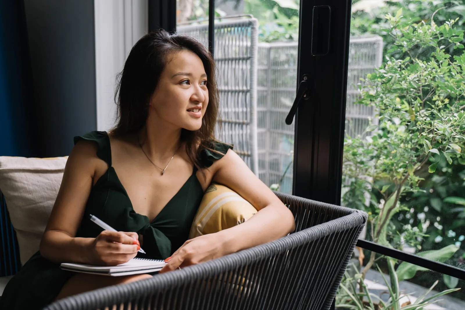 Người phụ nữ châu Á viết nhật ký trong phòng yên tĩnh để thấu hiểu cảm xúc