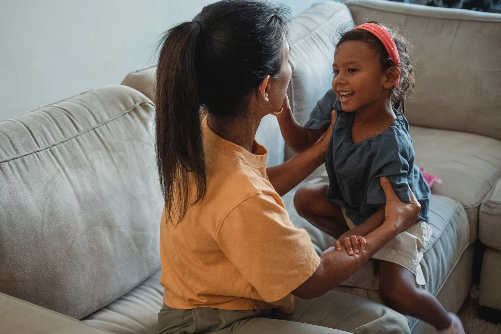 Mẹ ôm con ấm áp trong nhà