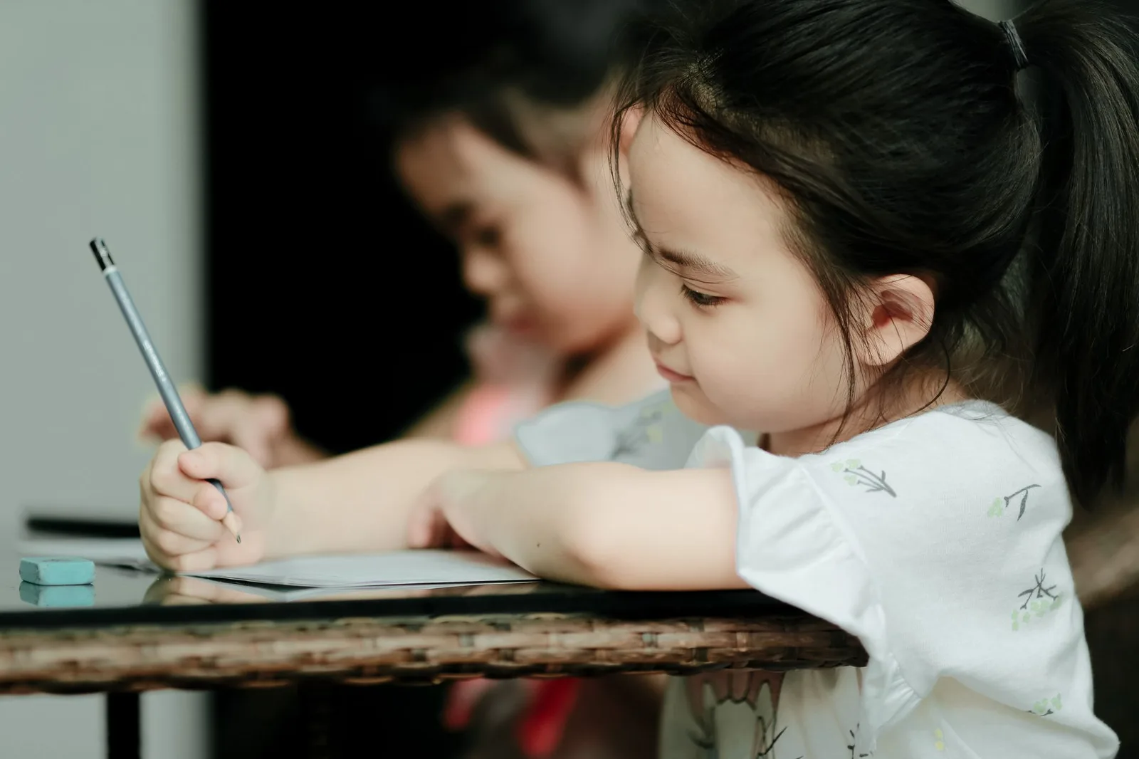 Trẻ học kỹ năng mới ngoài trời cùng người lớn