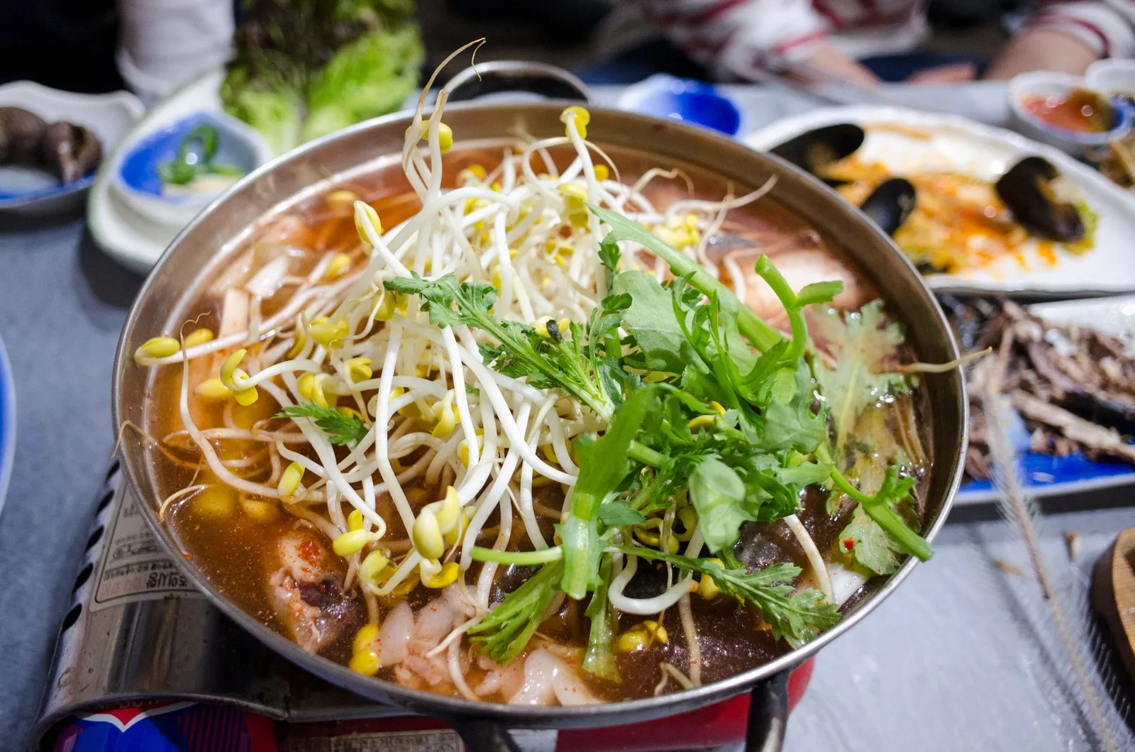 Bữa lẩu nướng quây quần bên nhau tại Hà Đông