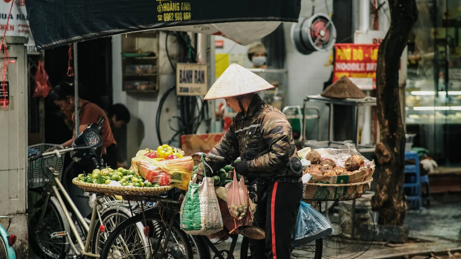 Quán ăn sáng vỉa hè đông khách quen tại Hà Nội
