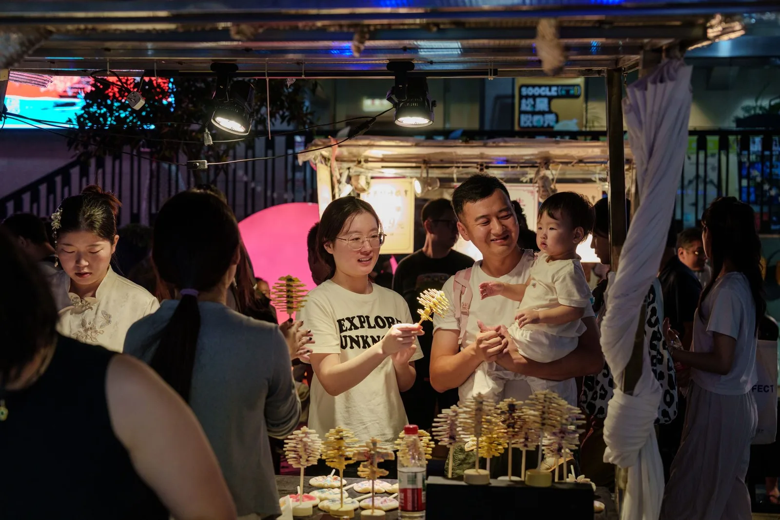 Thực khách đang ăn khuya tại quán vỉa hè