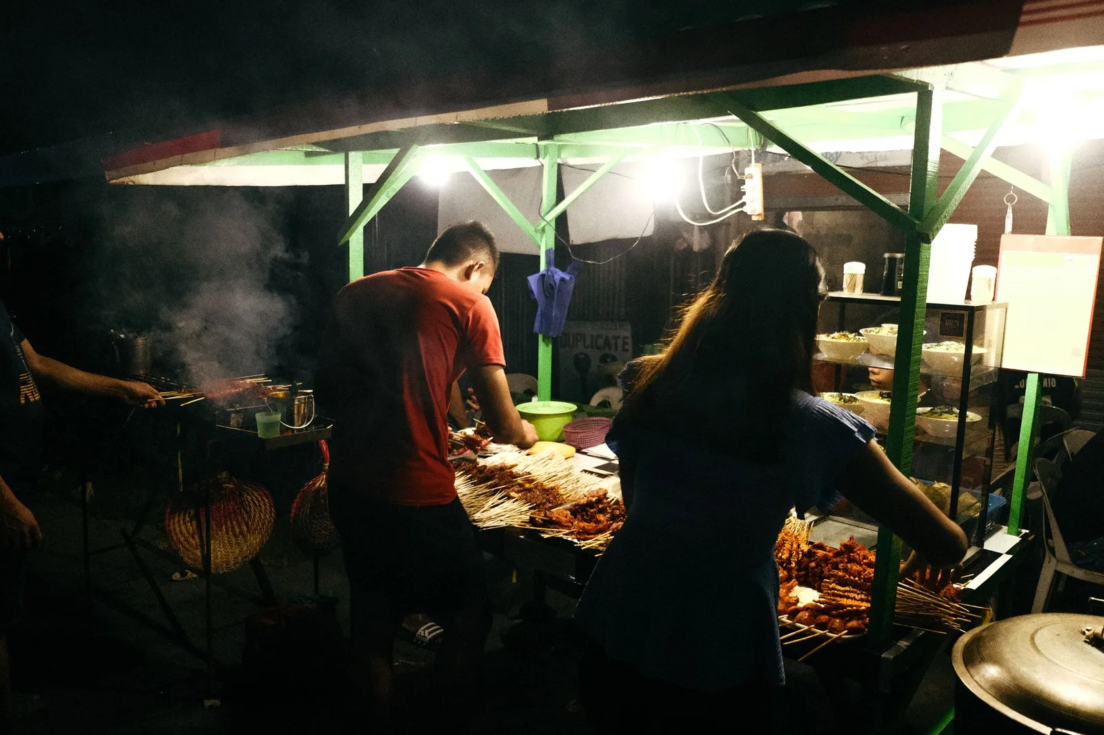 Người bán hàng nấu đồ ăn khuya trên vỉa hè