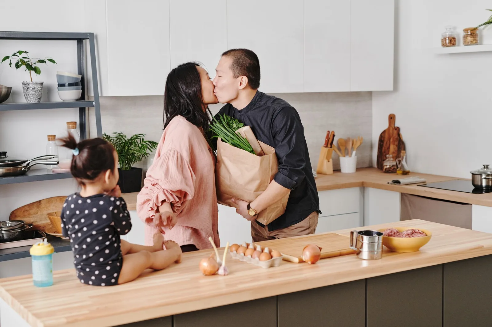Bố mẹ chuẩn bị đồ dùng cho trẻ trước khi đi ăn