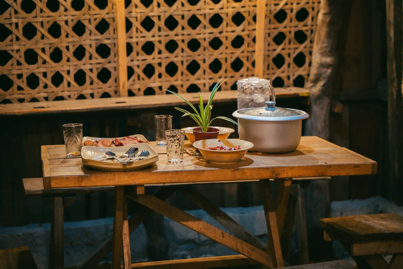 Bàn lẩu đầy đặn phù hợp ngân sách cho nhóm sáu người