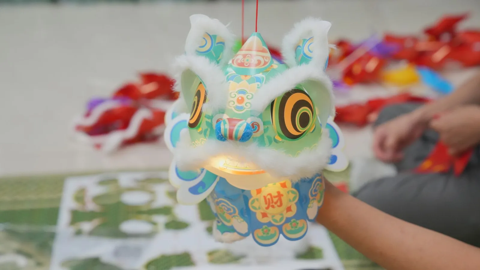 Đồ trang trí và đèn lồng chuẩn bị cho đêm Trung thu