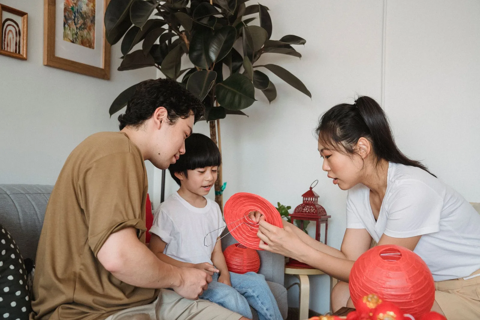 Trẻ em châu Á làm đèn lồng giấy thủ công cho Trung thu