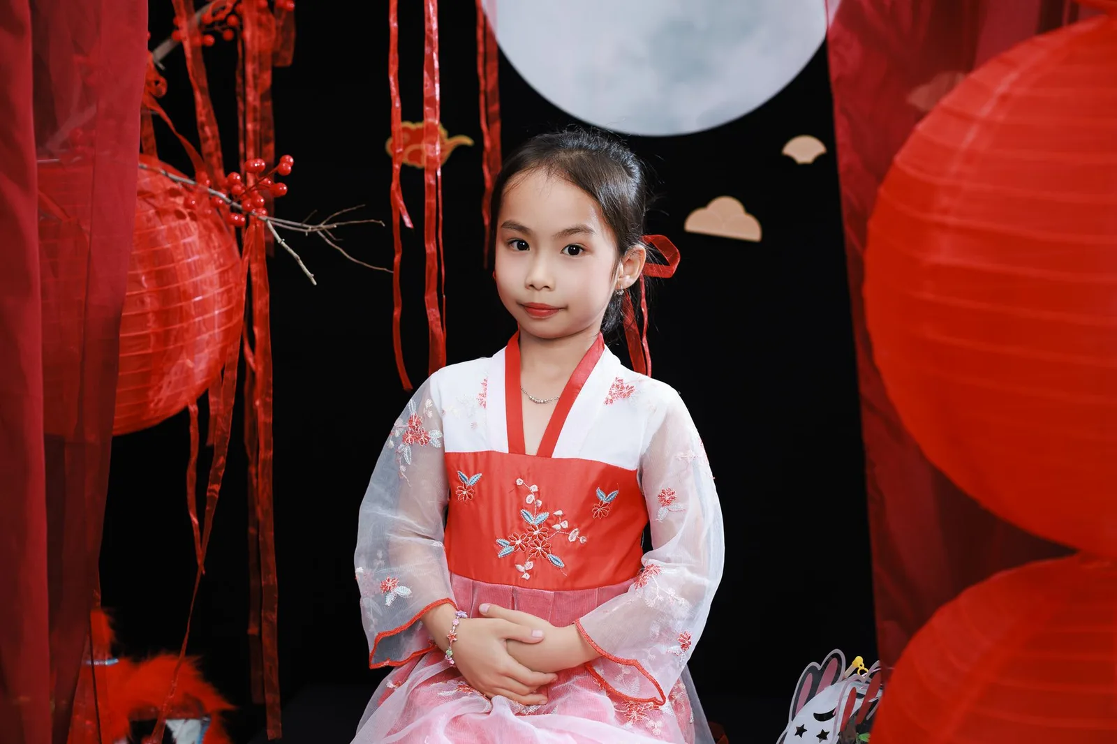 Trẻ em chơi lồng đèn trong đêm Trung thu