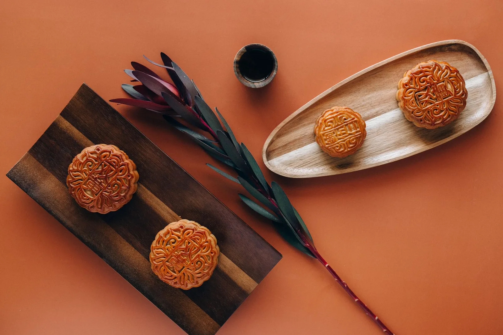 Mâm cỗ Trung thu miền Nam nhiều hoa quả nhiệt đới và bánh trung thu