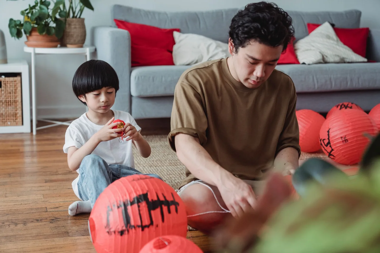 Bé làm lồng đèn giấy trong dịp Trung thu