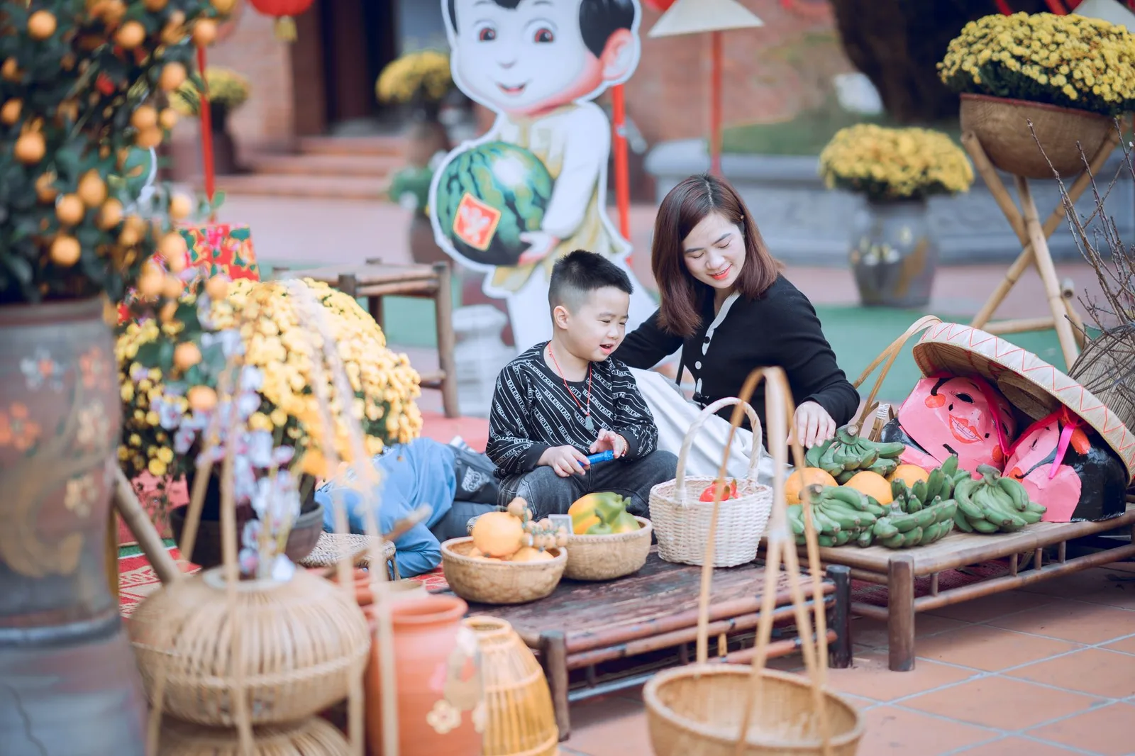 Gia đình dã ngoại ngắm trăng đêm rằm
