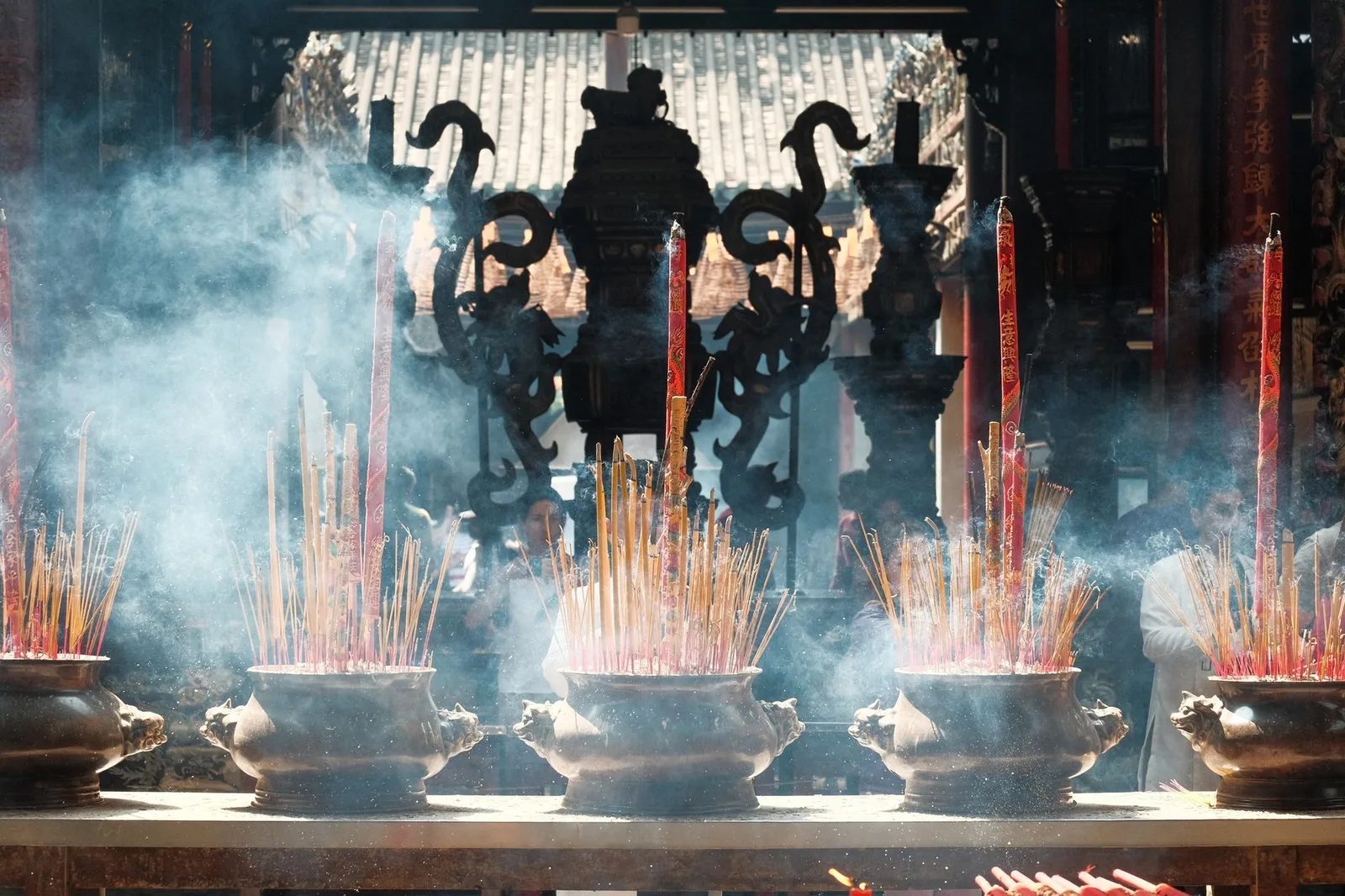 Hương, nến và ấm trà trên bàn thờ ngày rằm Trung thu
