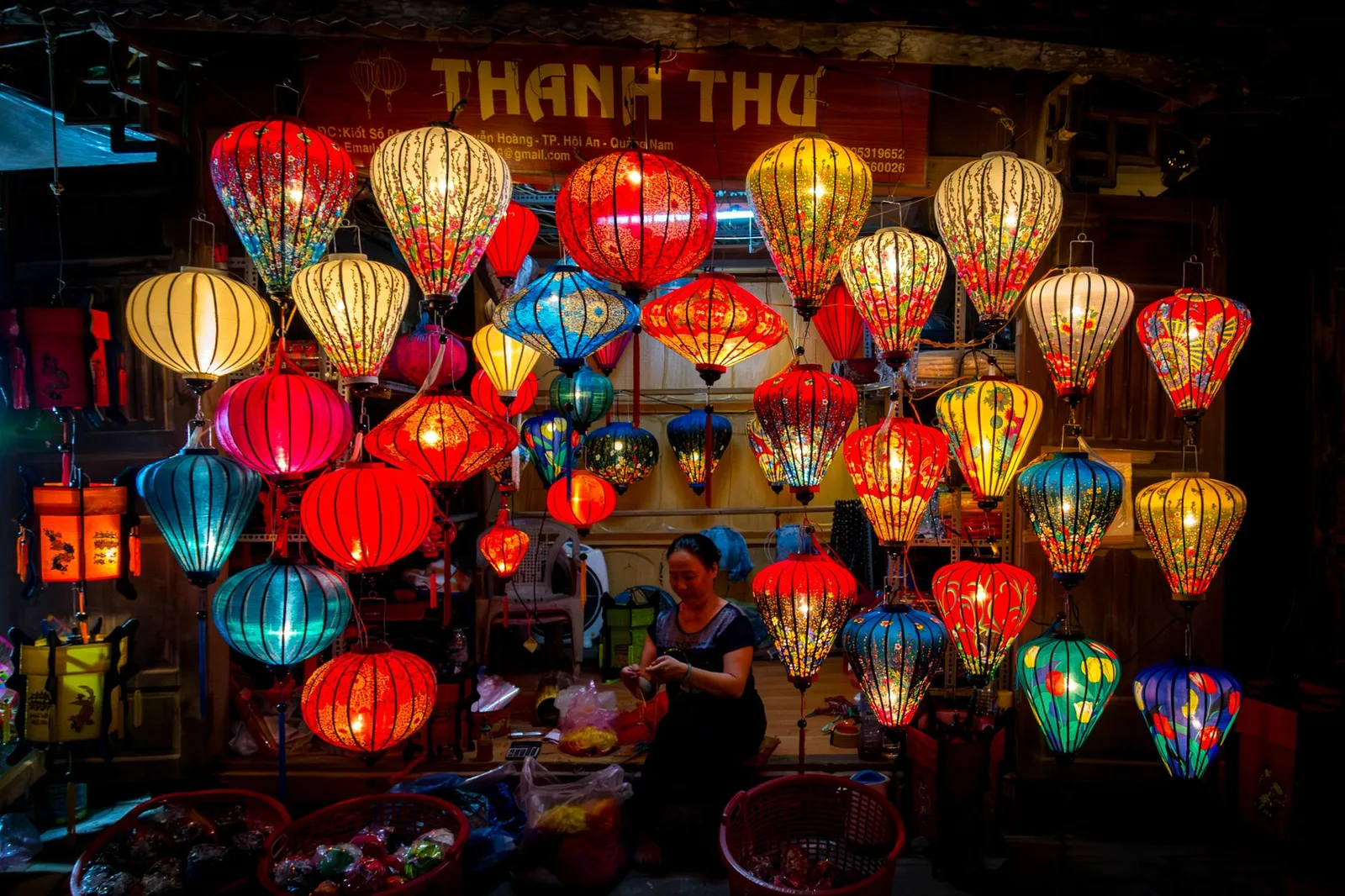 Trẻ em Việt Nam rước đèn ông sao trong đêm Trung thu