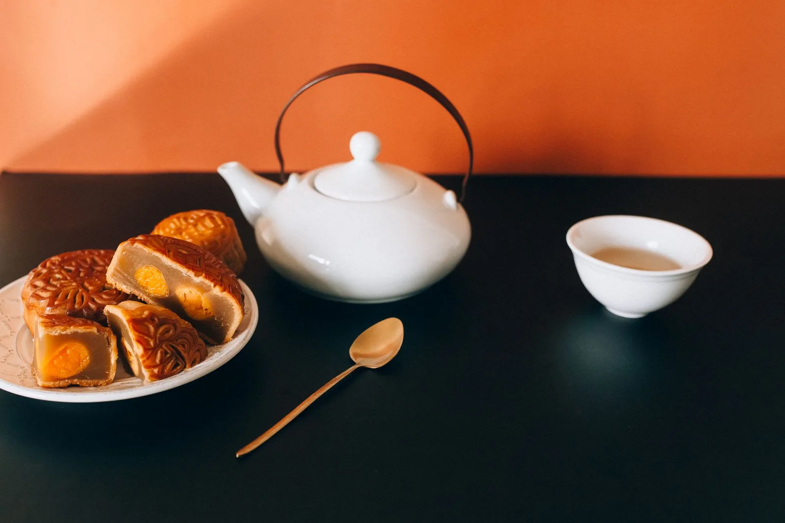 Bánh trung thu cắt nhỏ dùng kèm tách trà