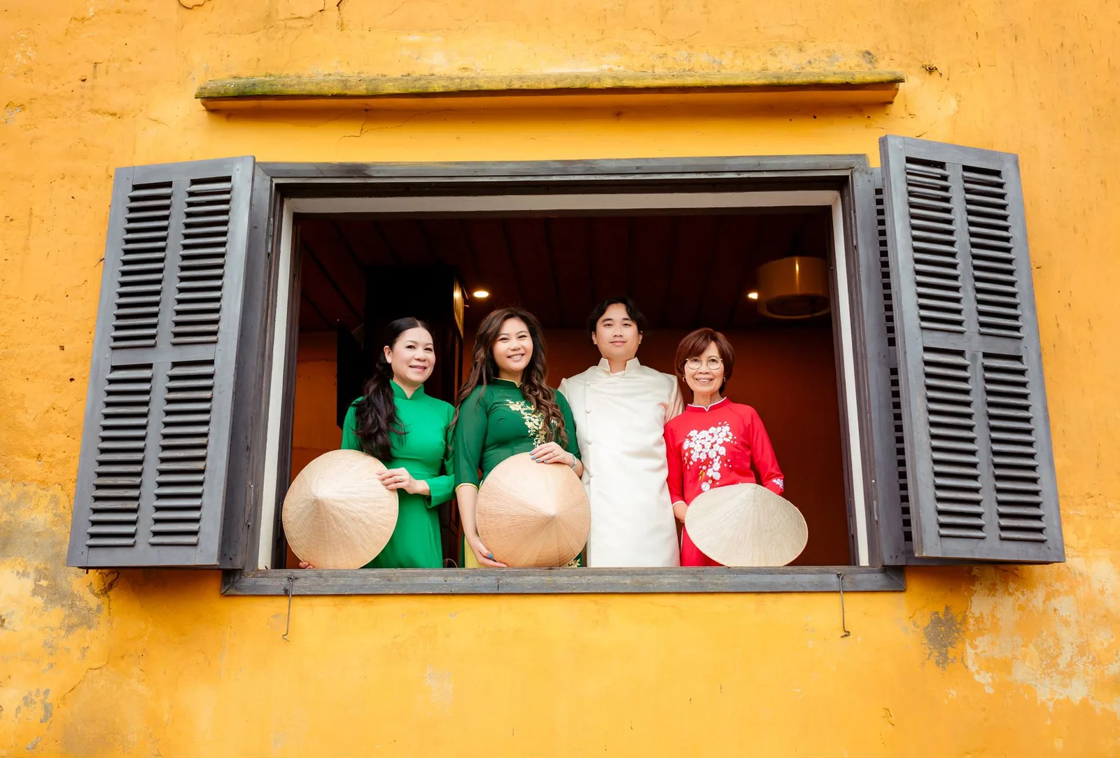 Gia đình thư giãn tại biển An Bàng, Hội An