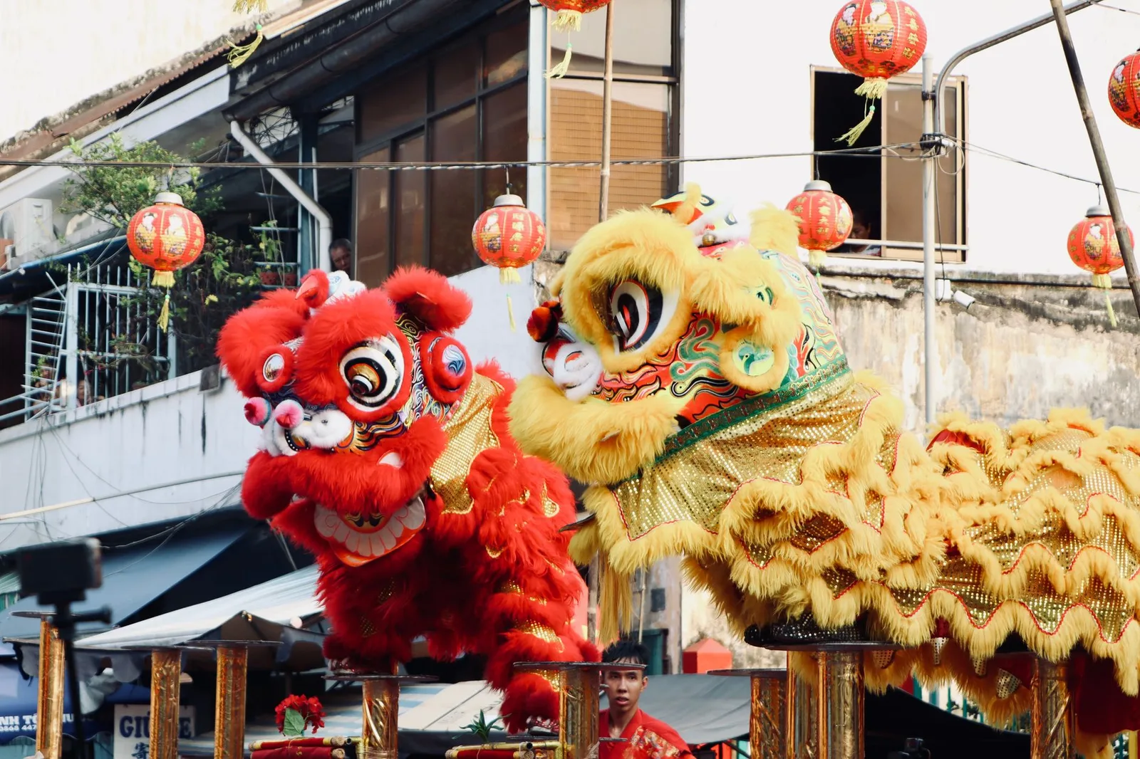Múa lân cùng đèn lồng rực rỡ trong lễ hội trung thu
