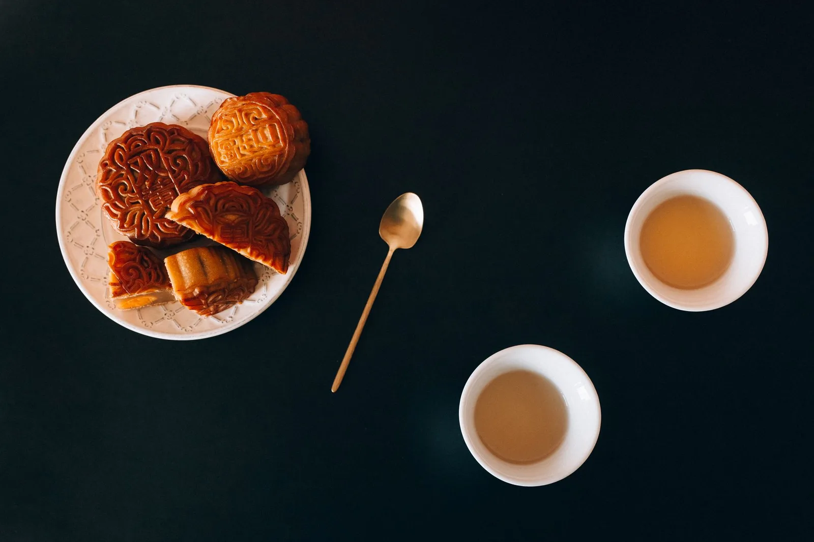 Mâm cỗ Trung thu với bánh nướng và trà