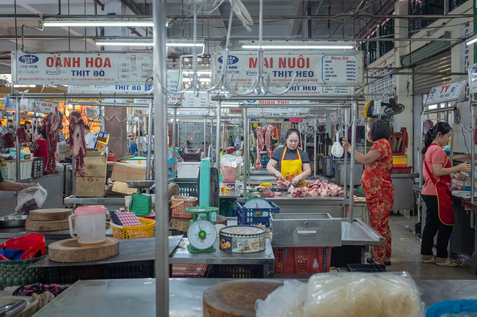 Chị em đi chợ chọn nguyên liệu nấu mâm cơm Trung thu