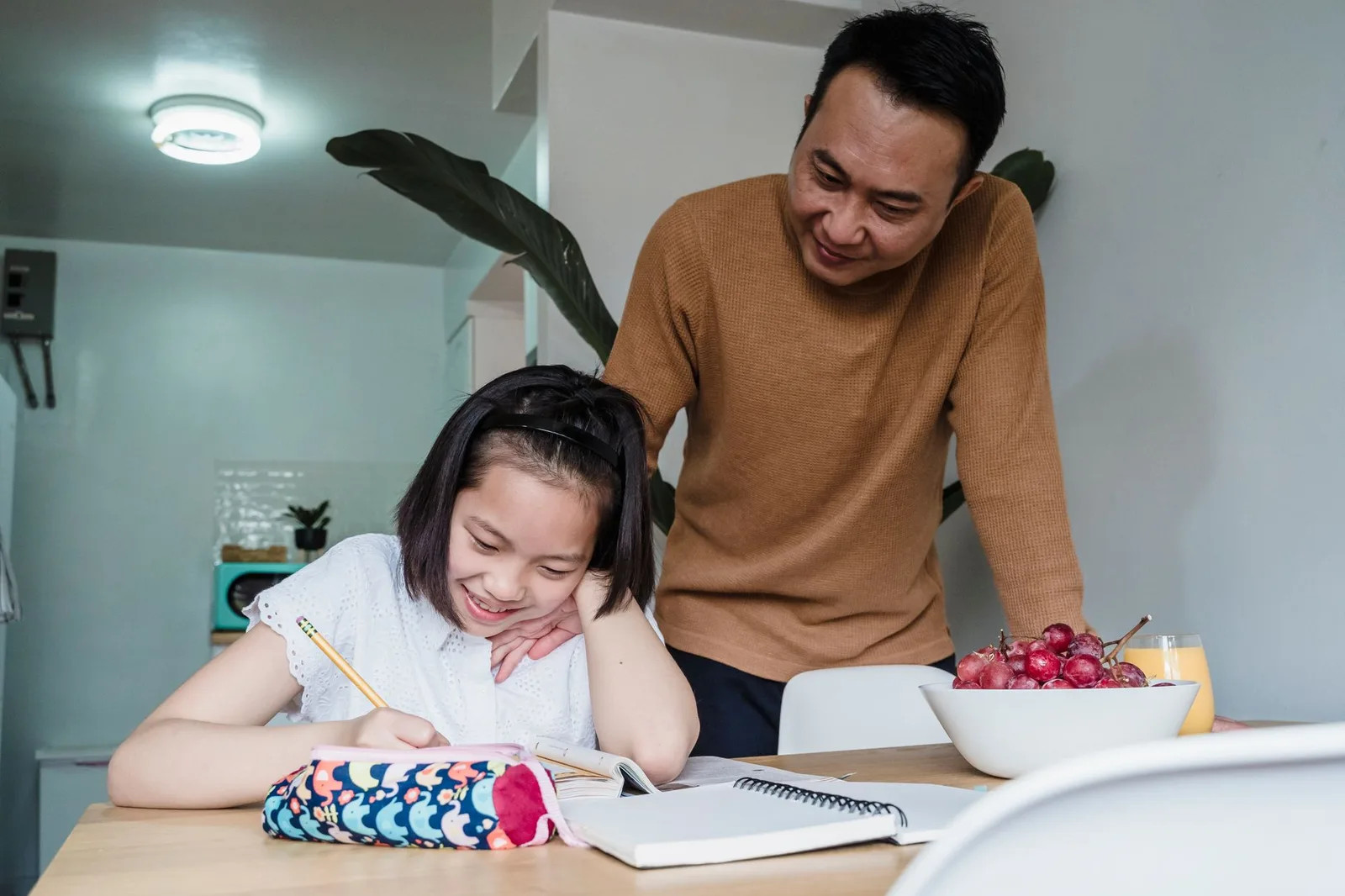 Gia đình châu Á lên danh sách mua sắm trong bếp