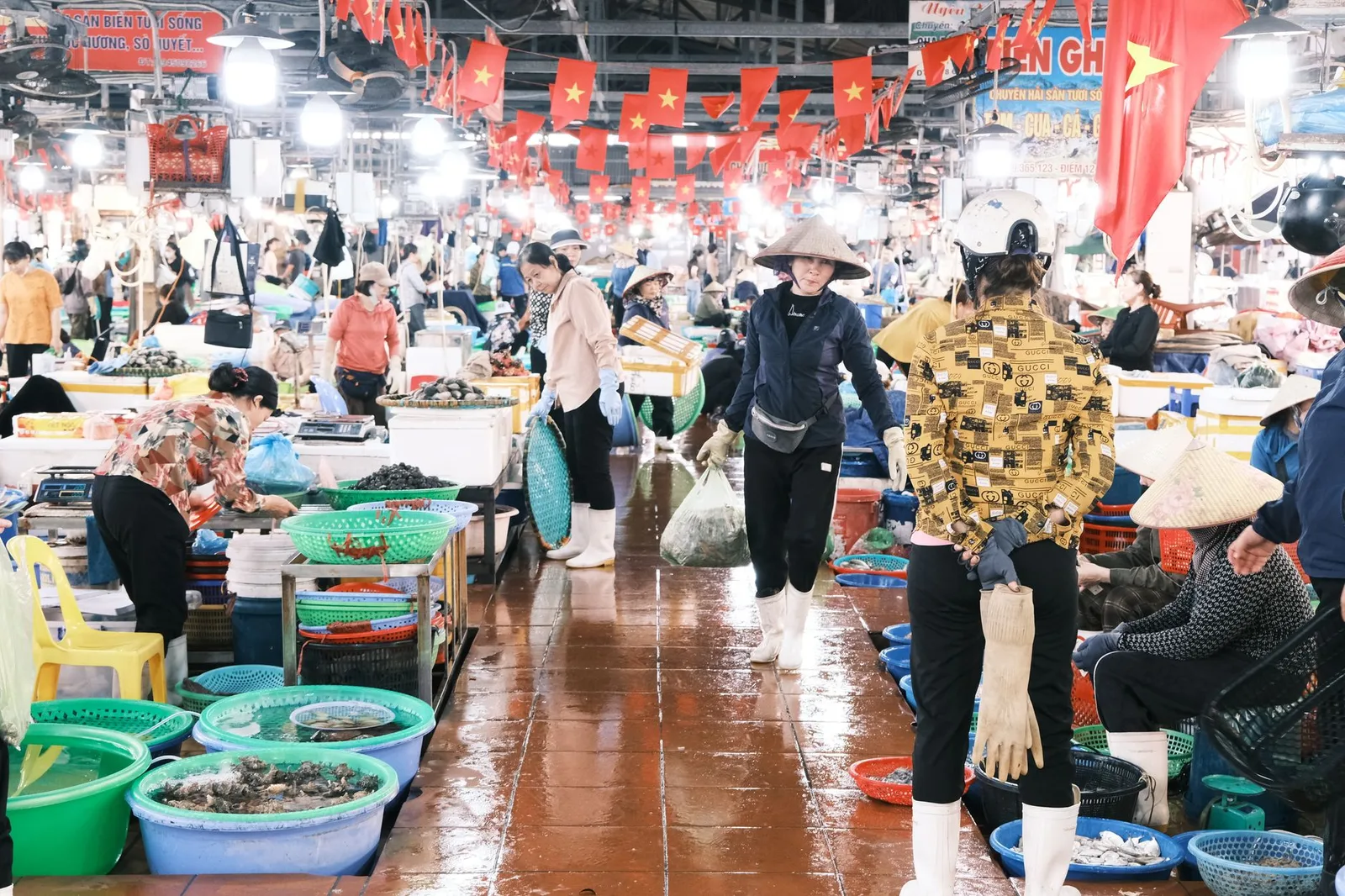 Người phụ nữ mua rau ở chợ truyền thống