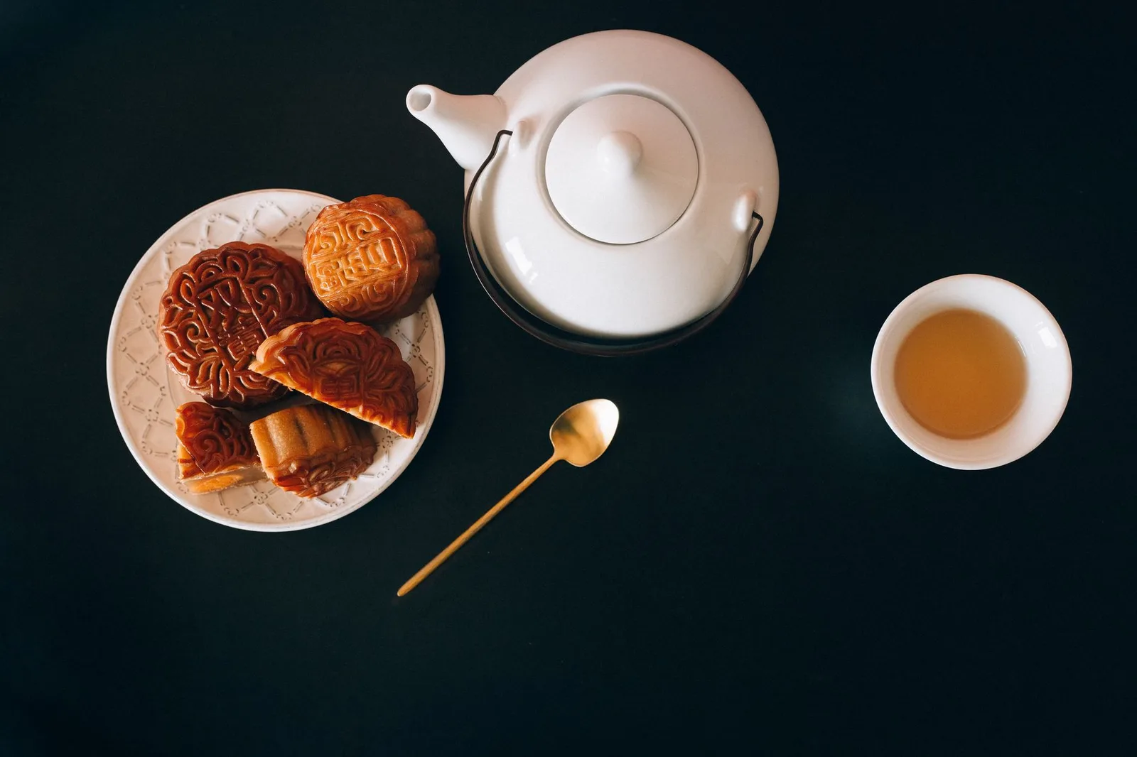 Mâm cỗ Trung thu với bánh nướng và hoa quả