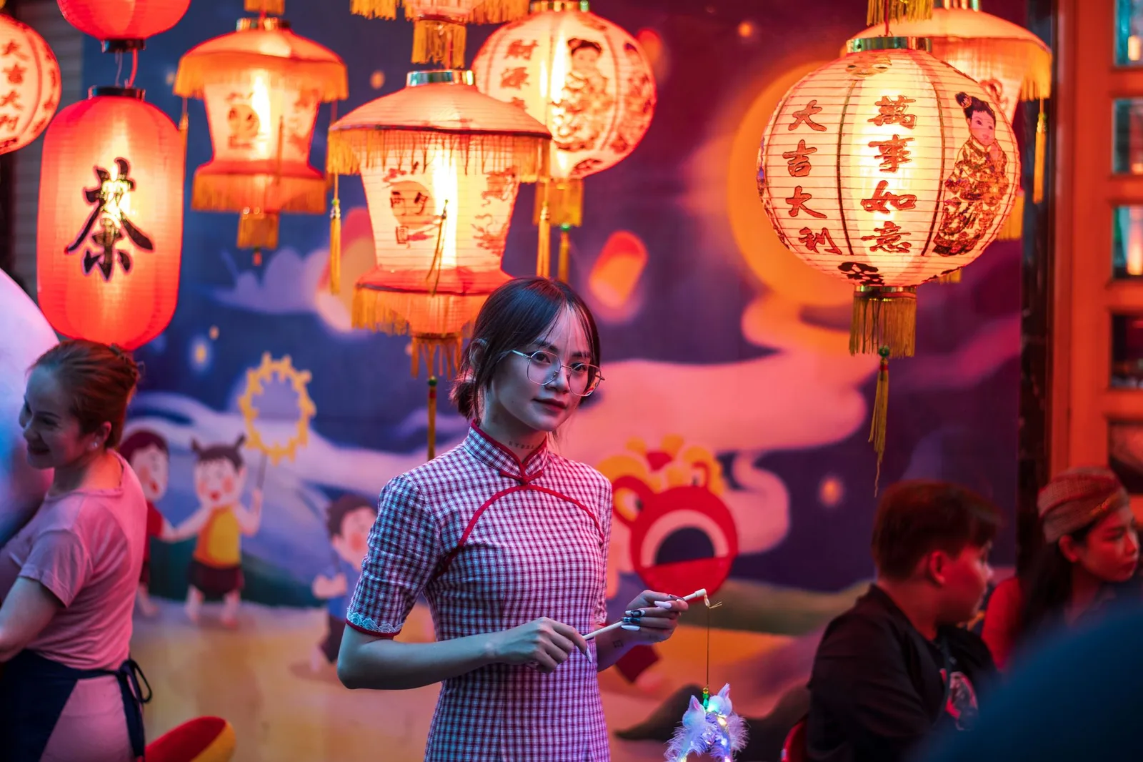 Trẻ em chơi đèn lồng trong đêm Trung thu