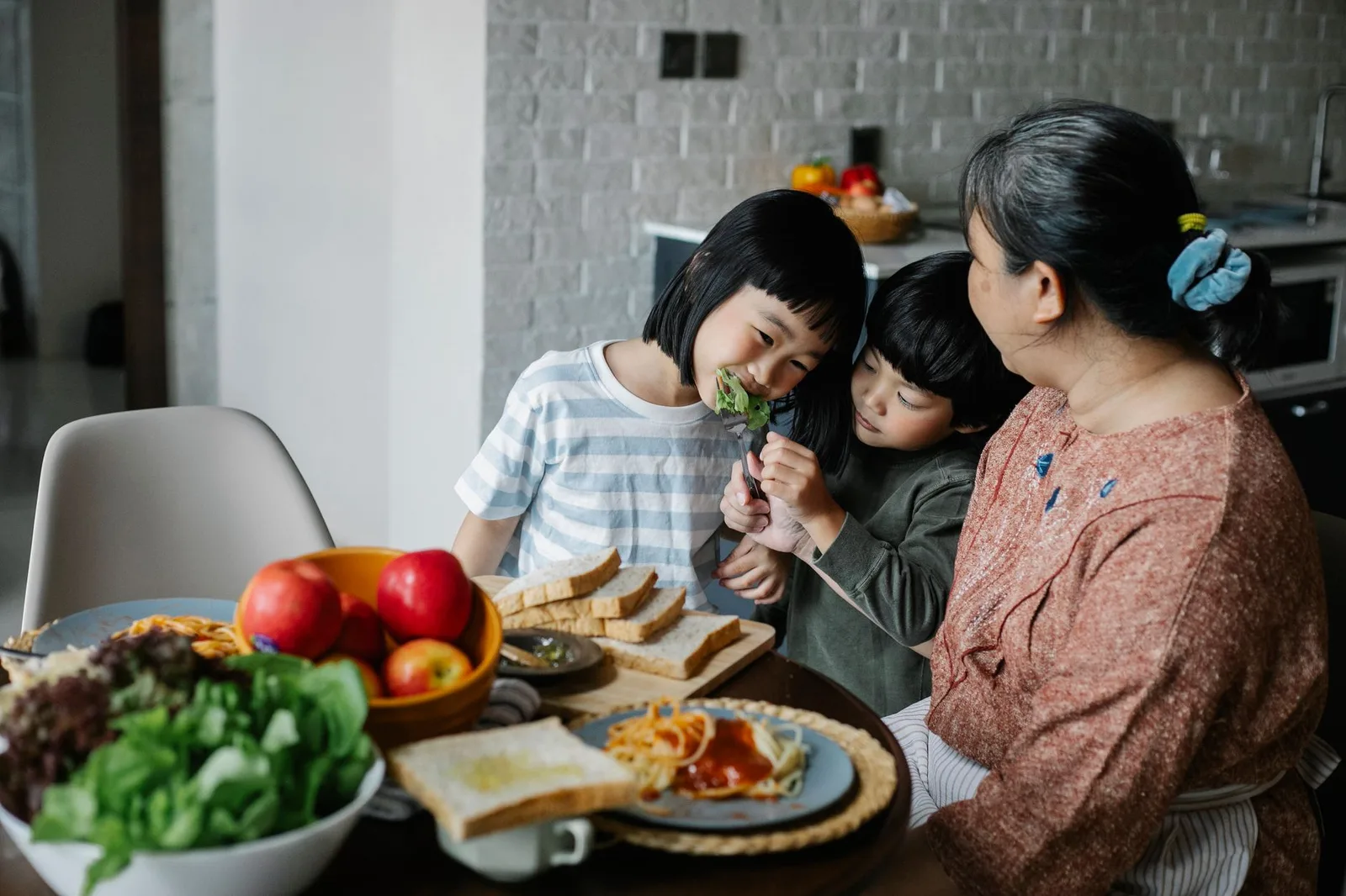 Gia đình châu Á cùng nhau chuẩn bị món chay