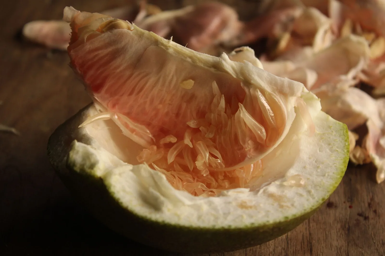 Mâm cỗ Trung thu bày bánh nướng, trái cây và bưởi