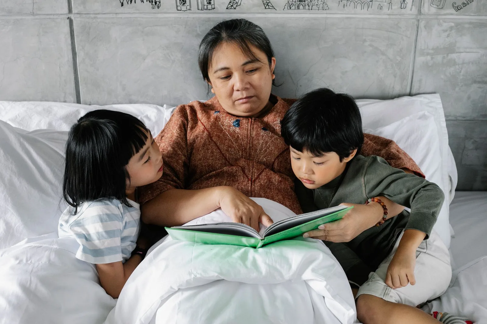 Ông bà kể chuyện cho cháu nghe trong bữa cơm ấm cúng