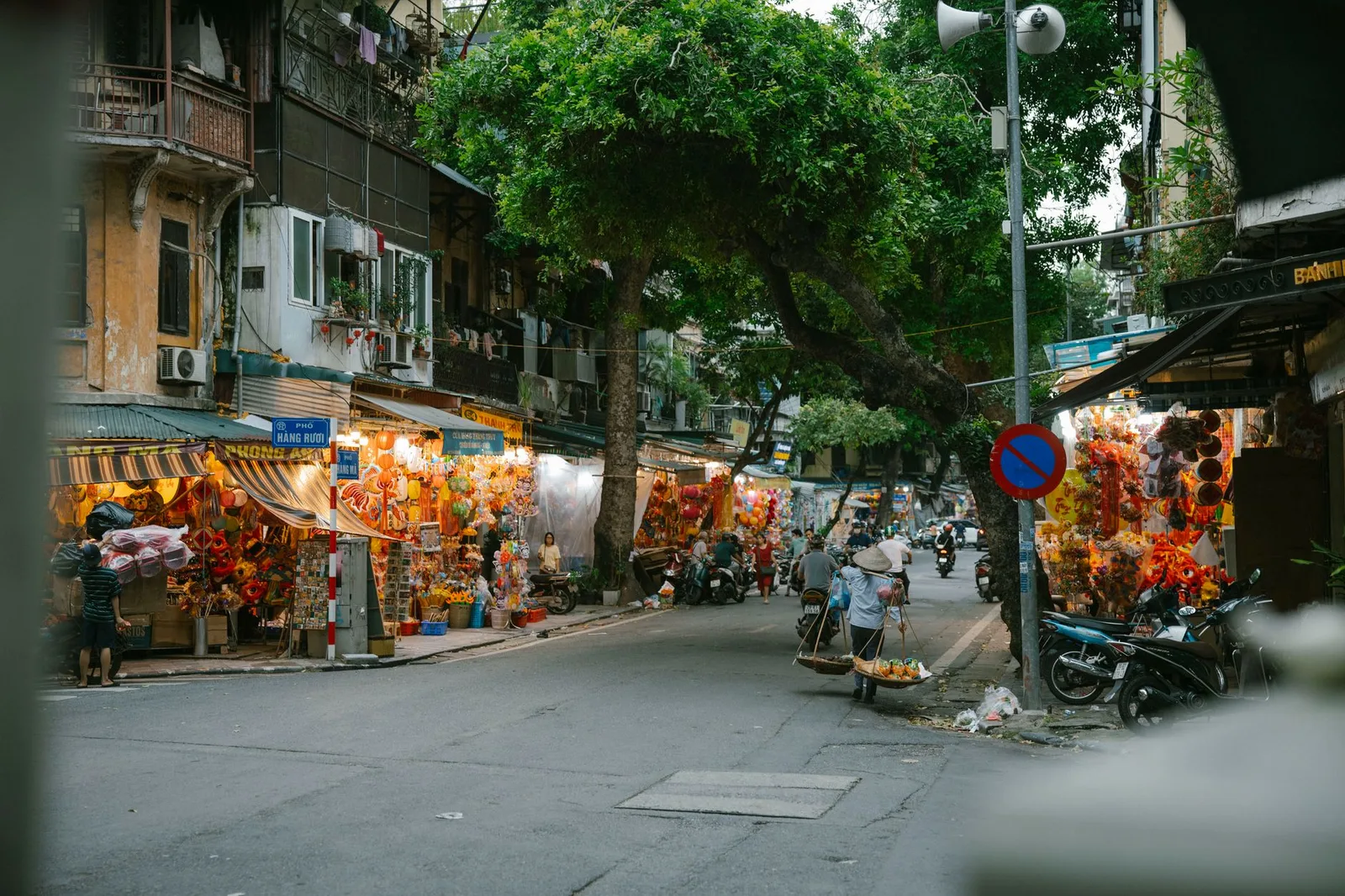 Phố cổ Hà Nội đêm Trung thu rực rỡ ánh đèn lồng