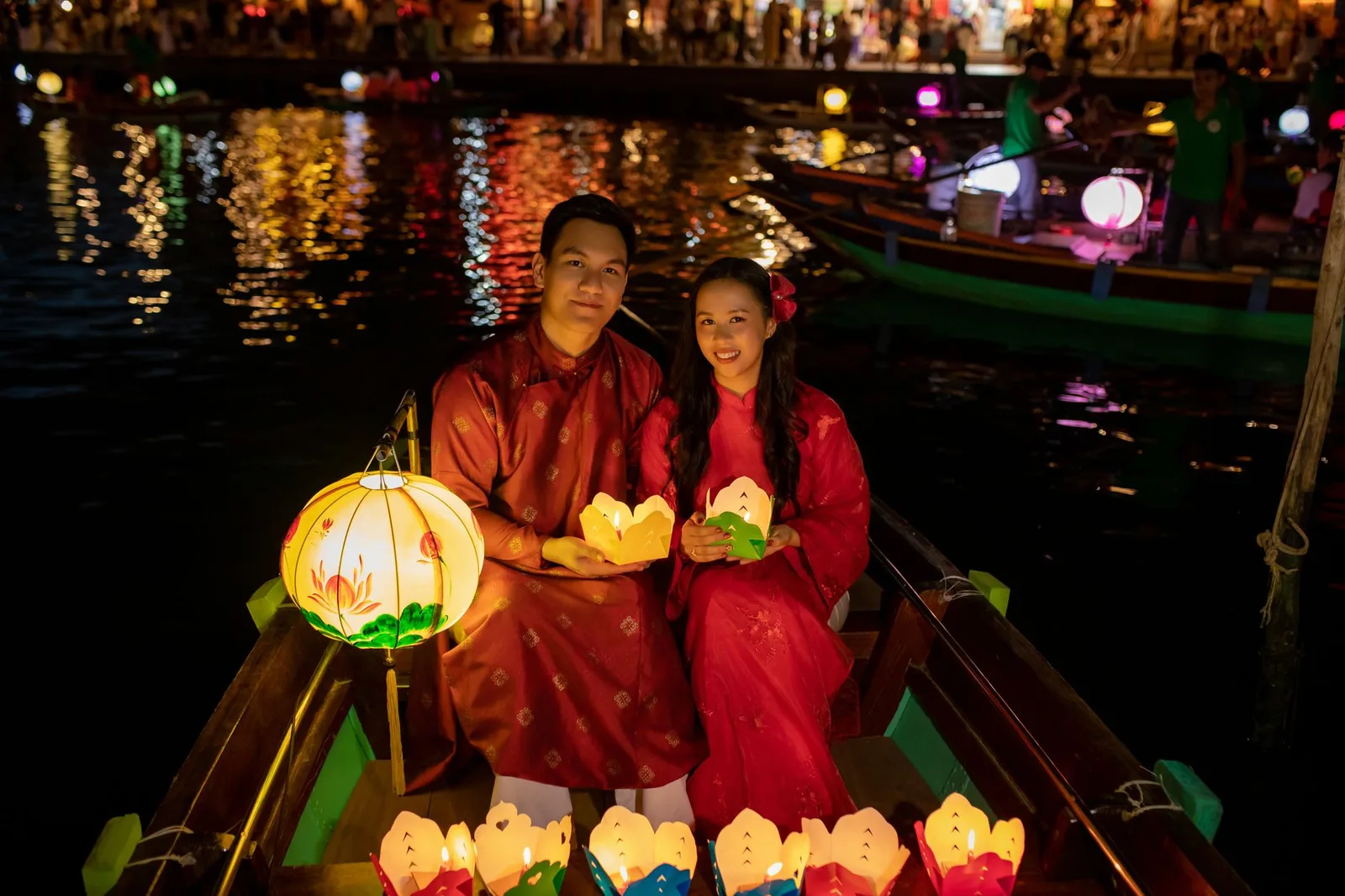 Cặp đôi cầm lồng đèn đi chơi đêm Trung thu lãng mạn