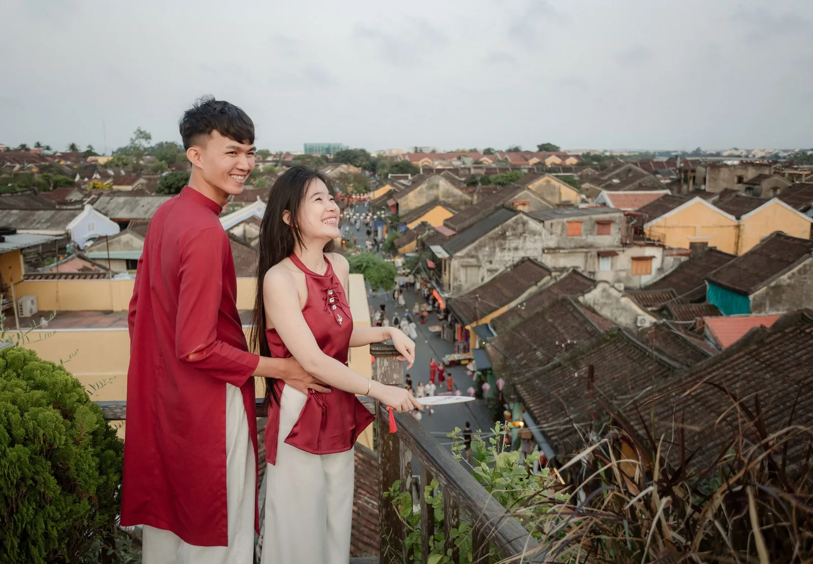 Cà phê view mái ngói phố cổ Hội An lúc chiều