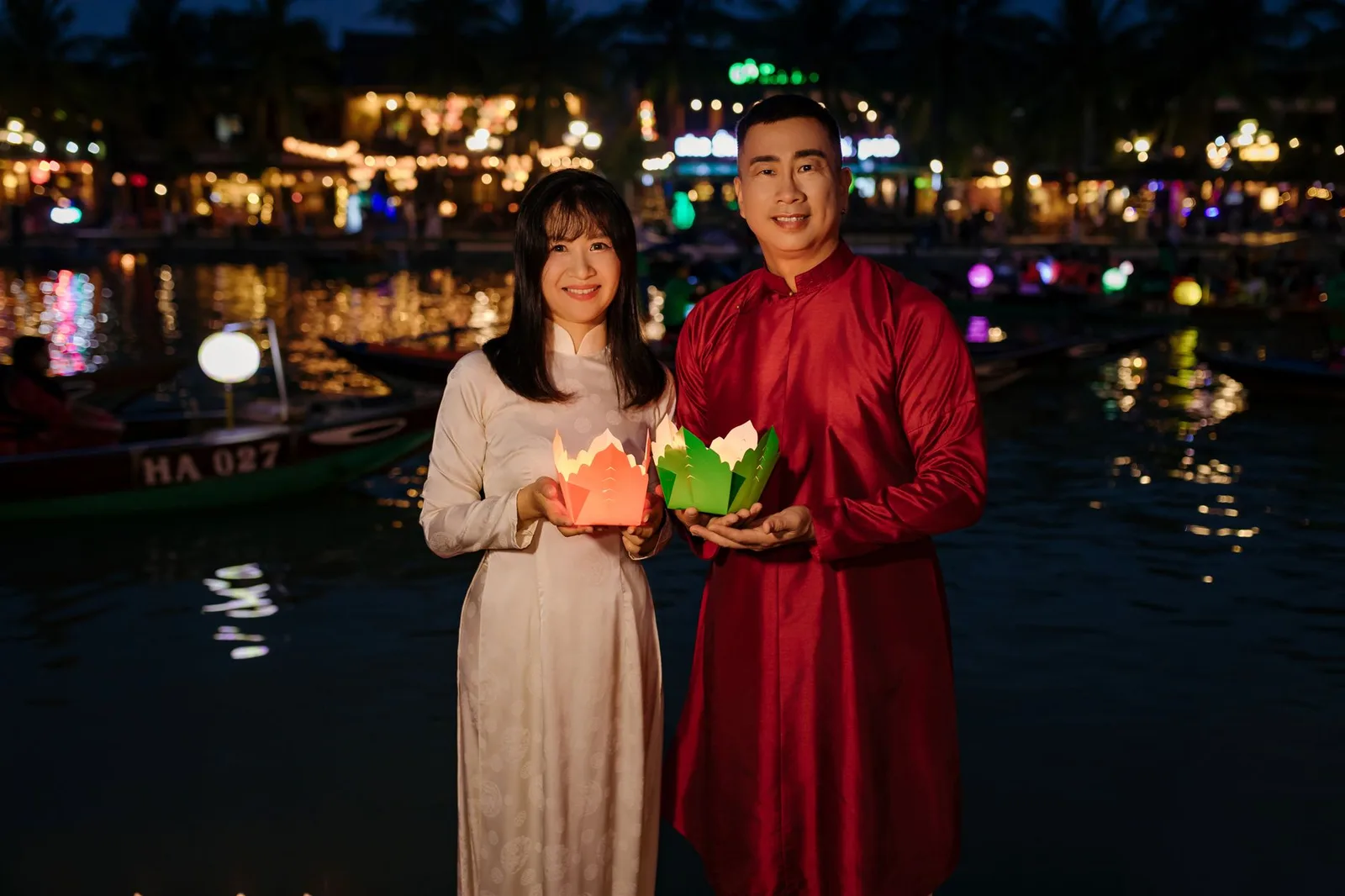 Đôi bạn trẻ thả hoa đăng bên sông Hoài trong đêm Trung thu