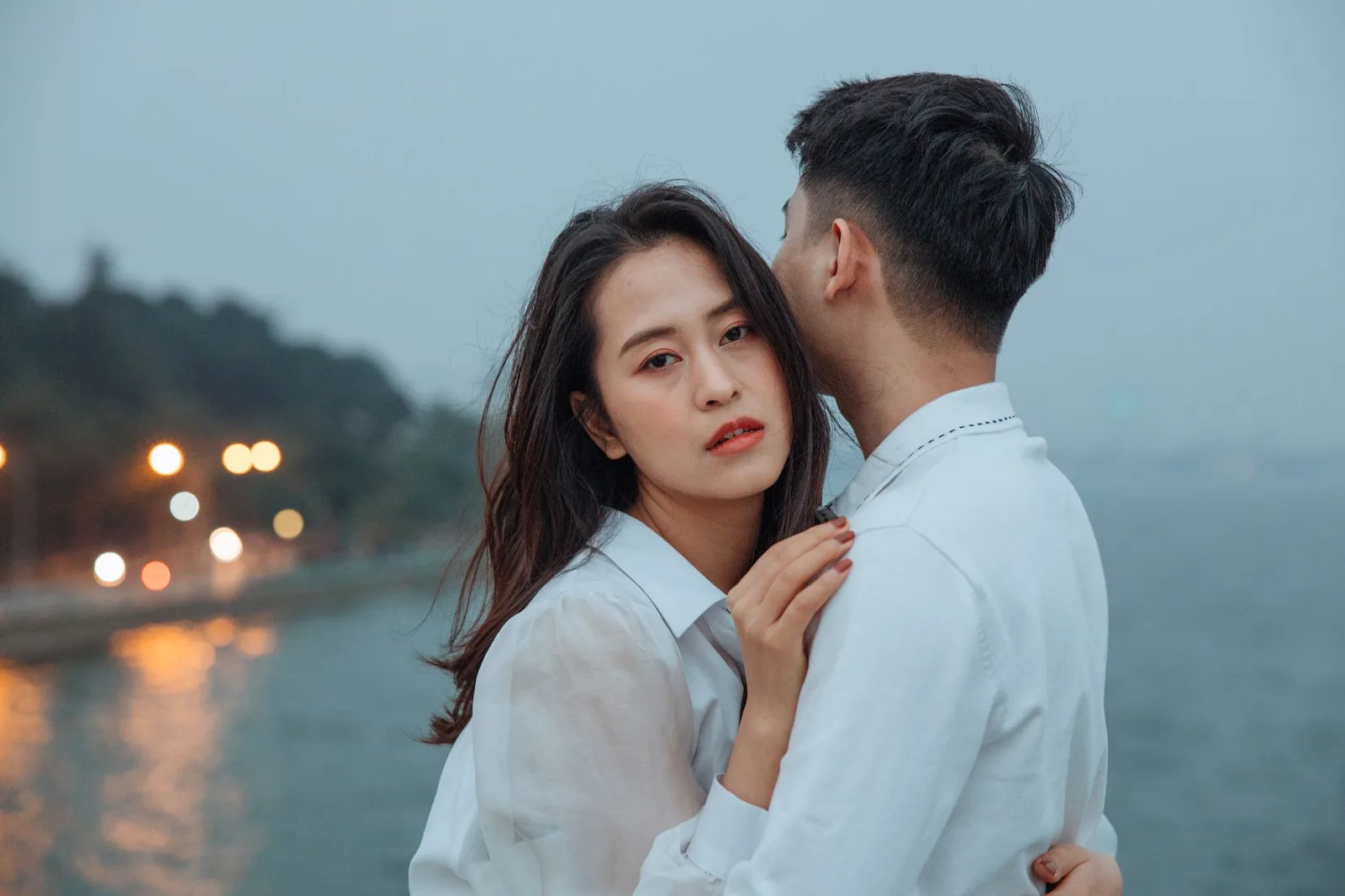 Đôi bạn trẻ dạo bước bên hồ ngắm trăng