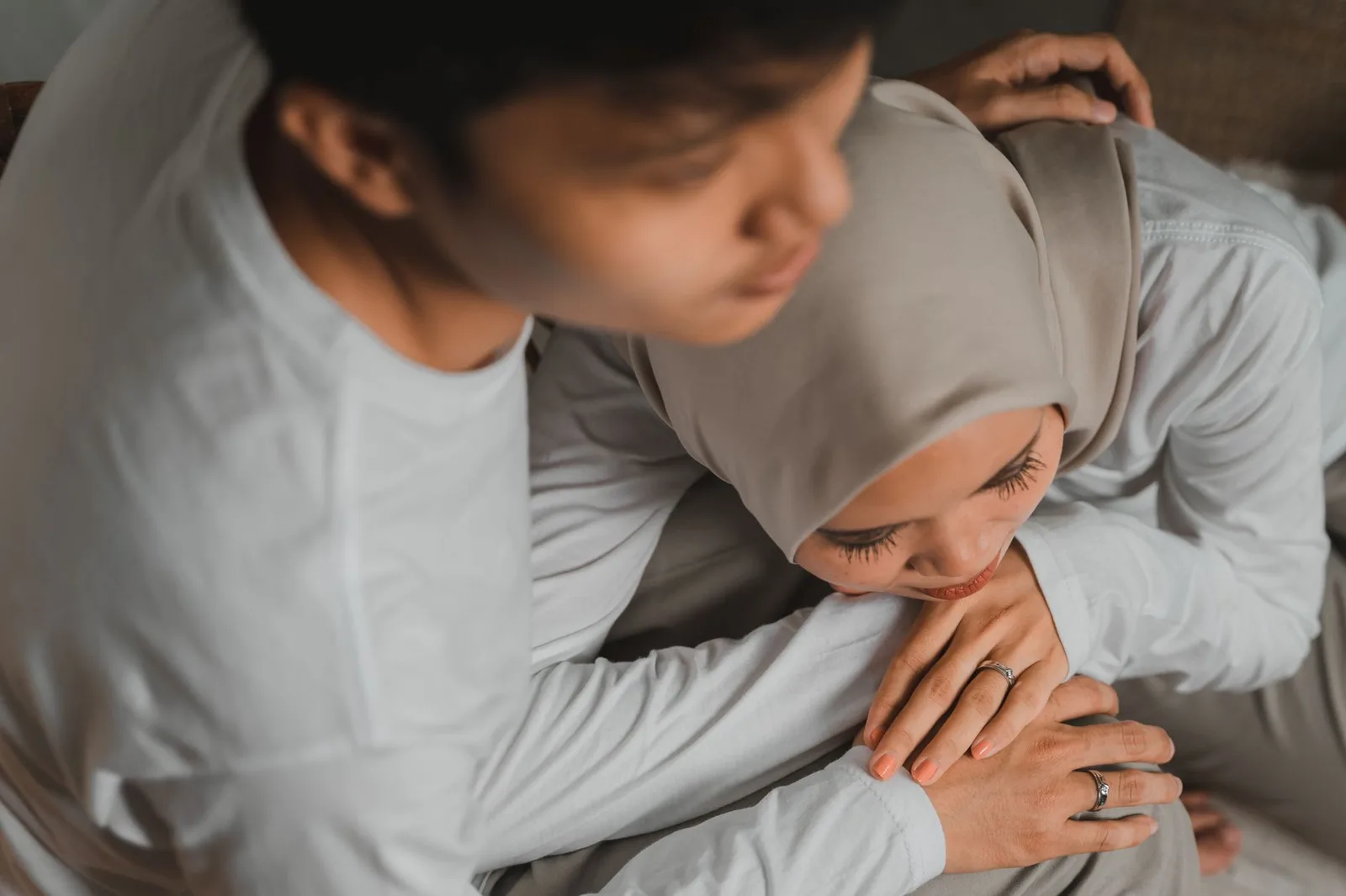 Cặp đôi bình tĩnh trò chuyện về cảm xúc và ranh giới