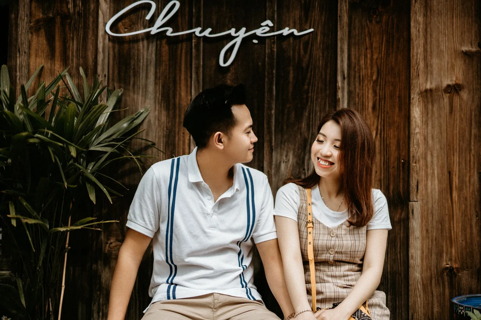 Cặp đôi chăm chú lắng nghe để thấu hiểu nhau hơn