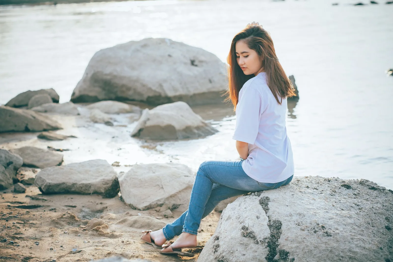 Người phụ nữ châu Á suy nghĩ quá mức về mối quan hệ