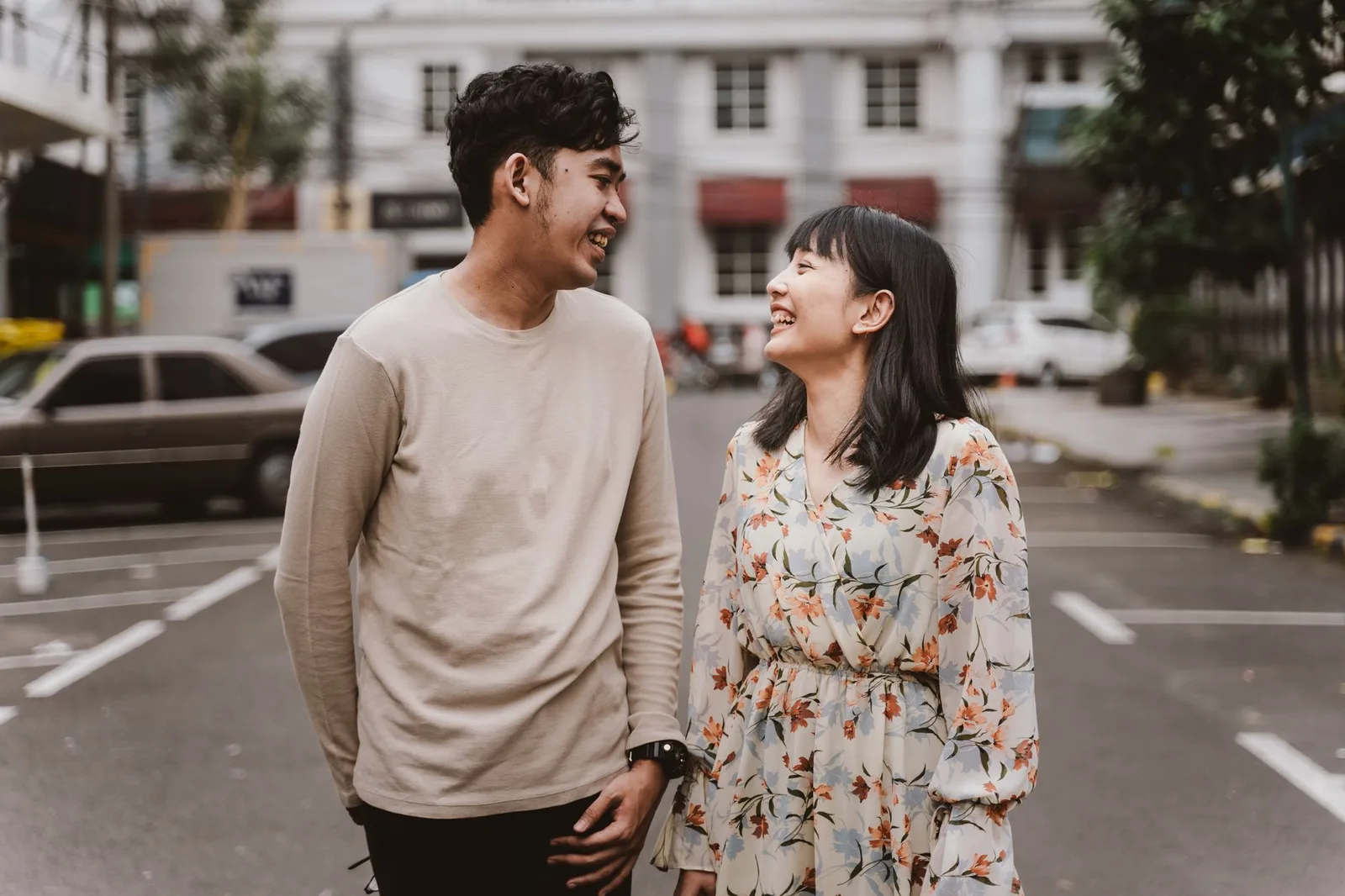 Cặp đôi châu Á bình tĩnh đối thoại để hóa giải hiểu lầm
