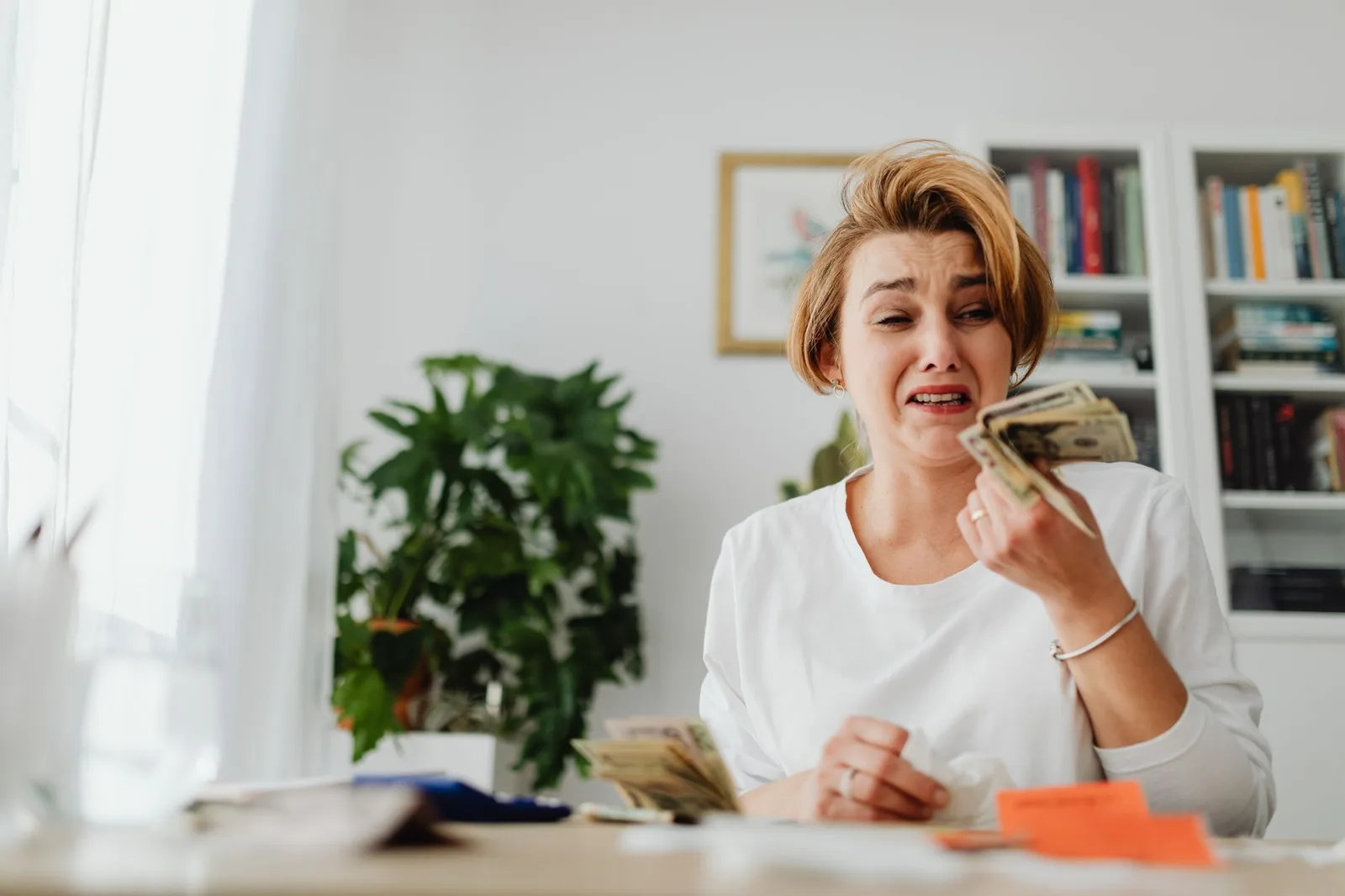 Người phụ nữ châu Á lo lắng xem lại các hóa đơn