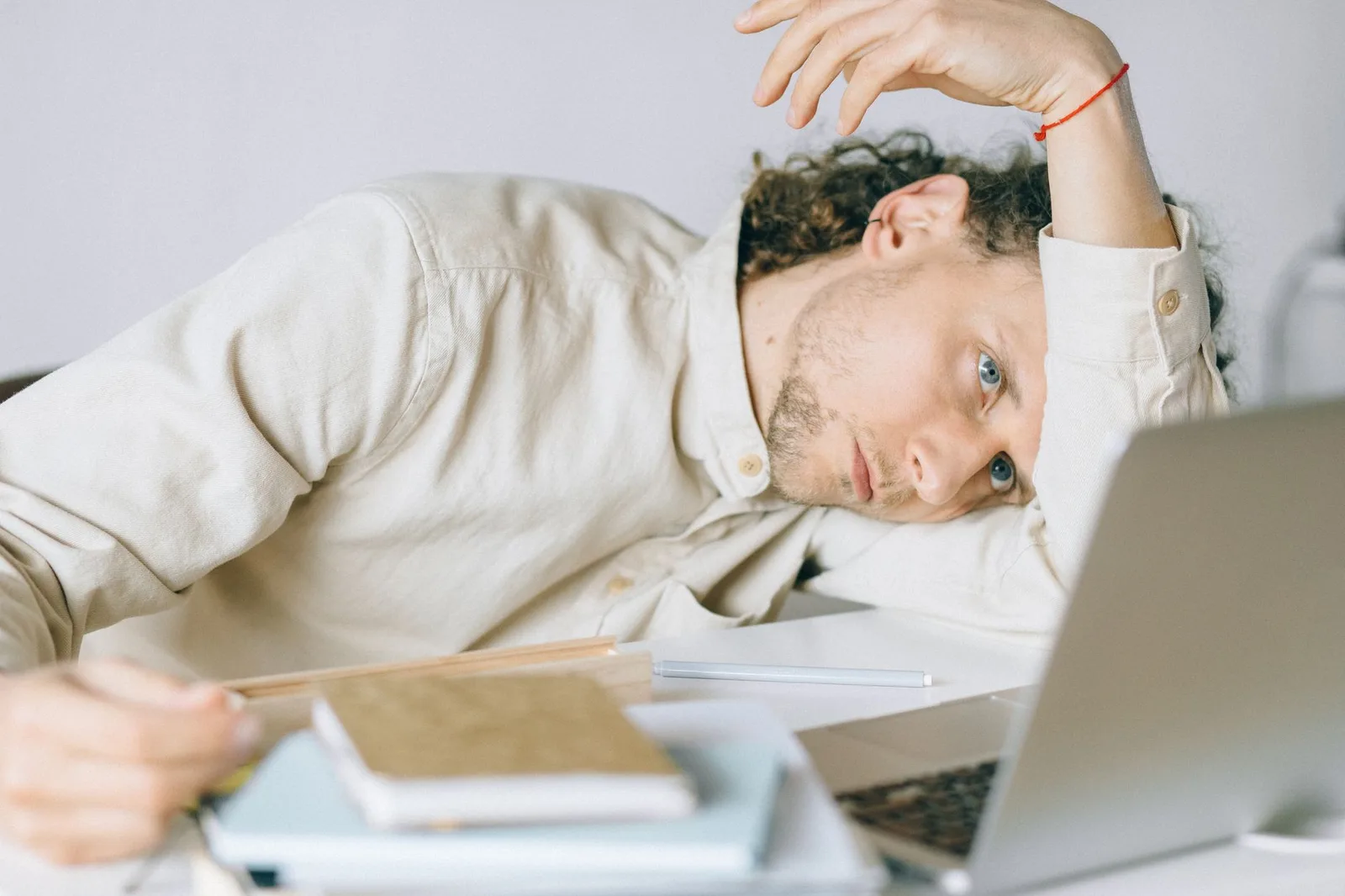 Người trẻ kiệt sức khi tìm việc và làm việc trước máy tính