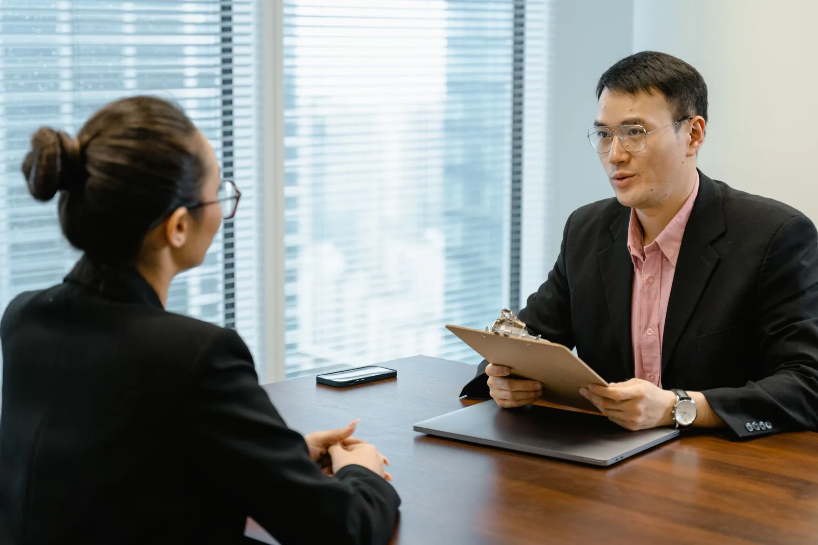 Thực tập sinh trao đổi hợp đồng và mức lương với quản lý