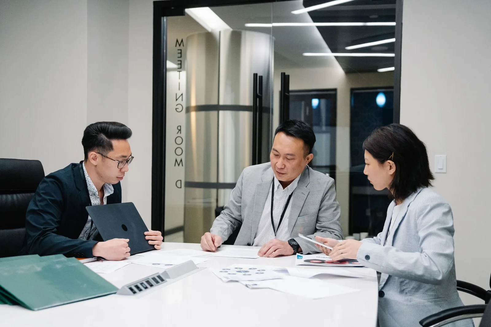 Thực tập sinh trao đổi về trợ cấp trong buổi phỏng vấn