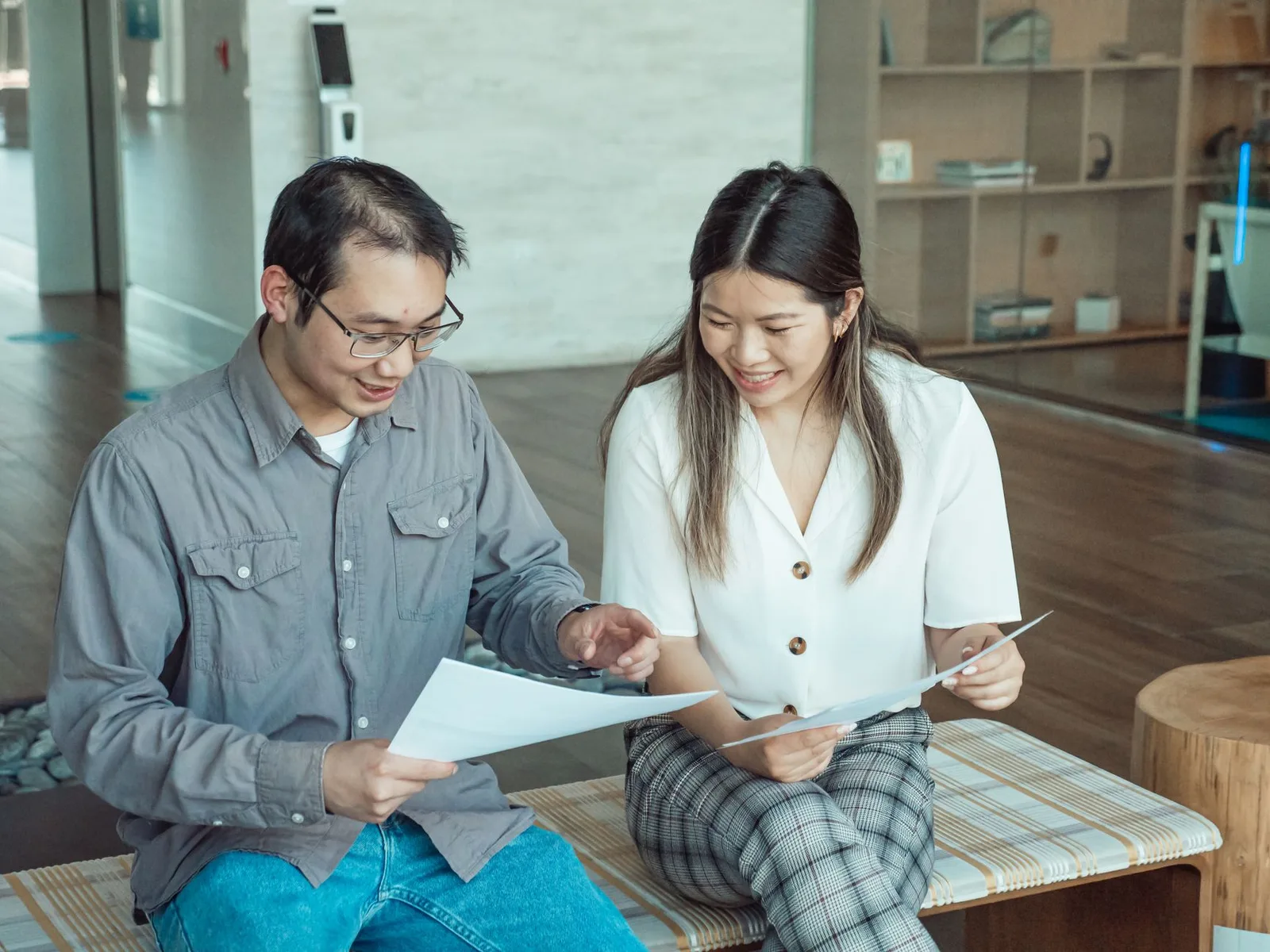 Nhân viên trẻ xem xét thu nhập và tình hình tài chính