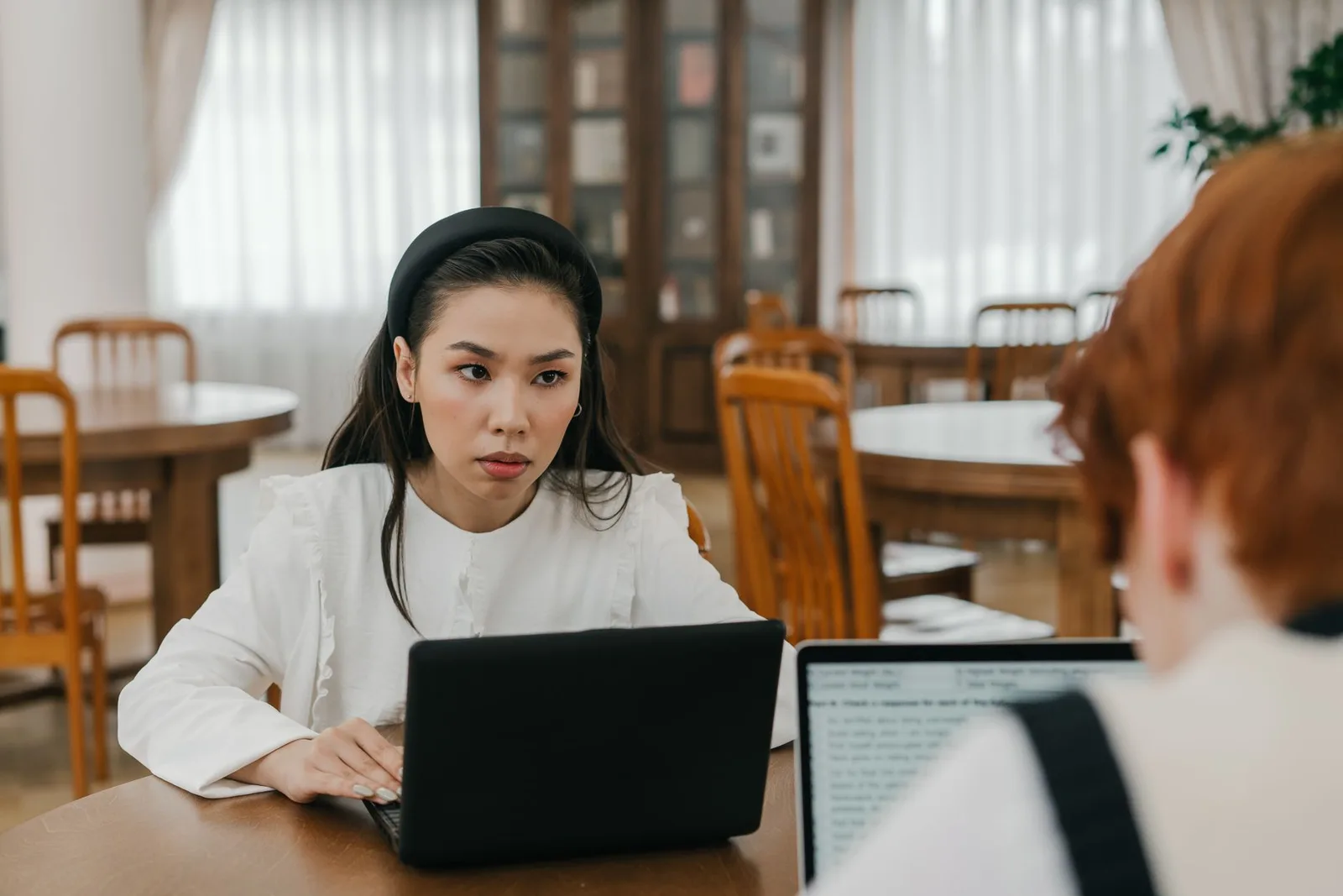 Người mới tốt nghiệp tìm hiểu mức lương khởi điểm trên máy tính