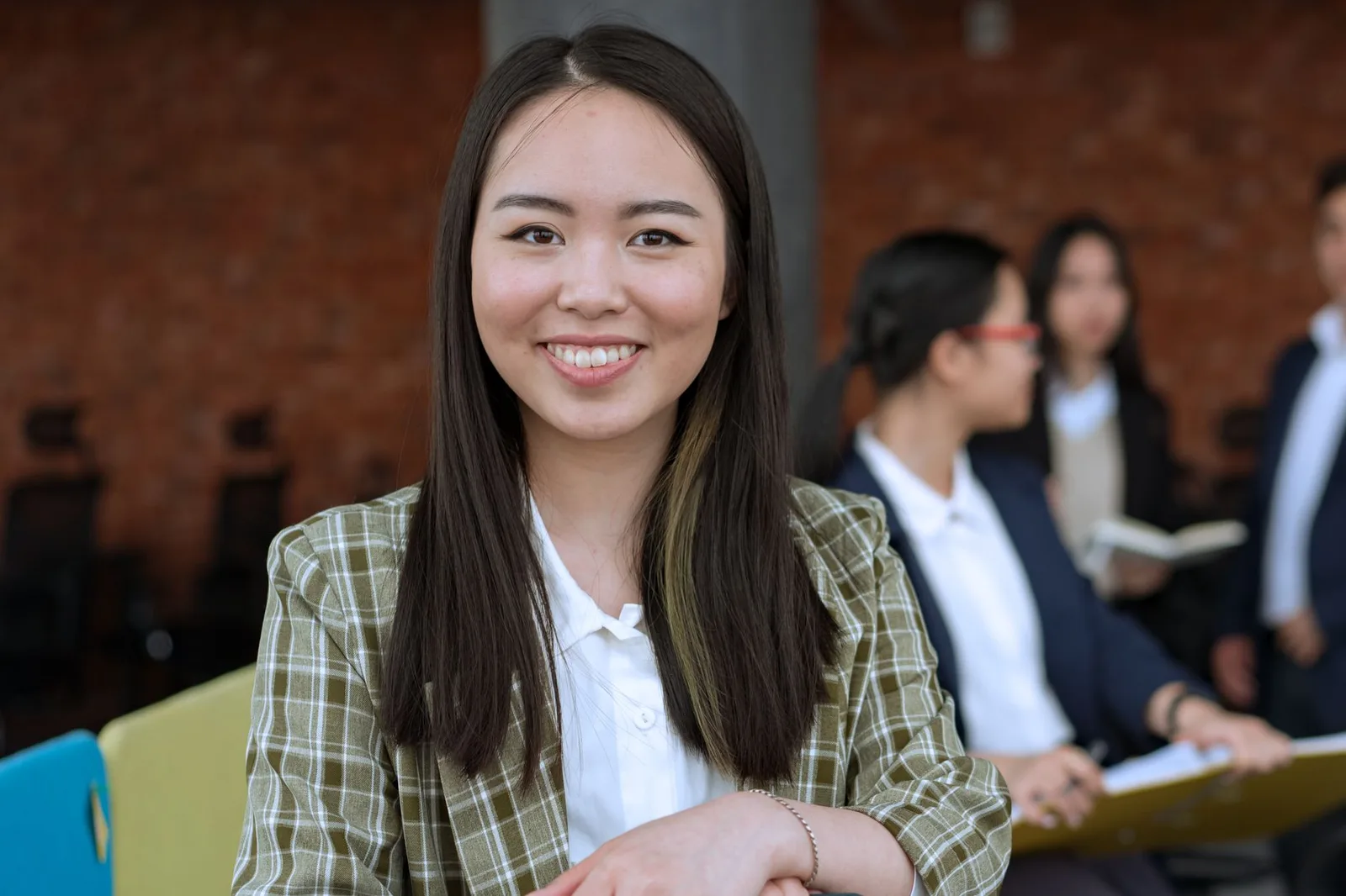Nhóm nhân viên trẻ tại văn phòng ở thành phố lớn