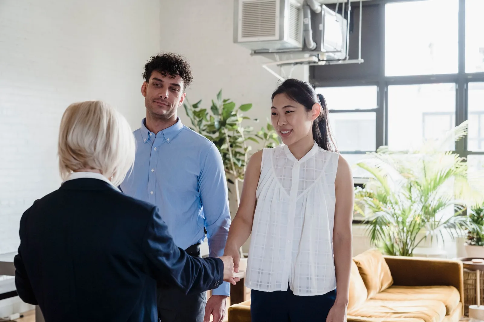 Cặp đôi châu Á tìm hiểu căn hộ vừa túi tiền