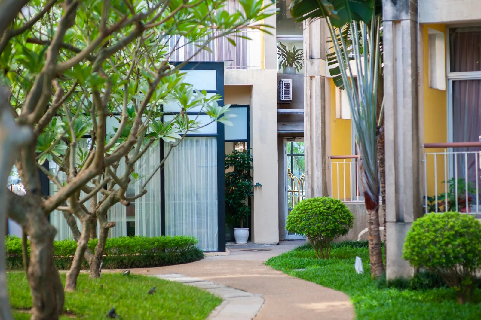 Lối vào khu căn hộ hiện đại sẵn sàng mở bán